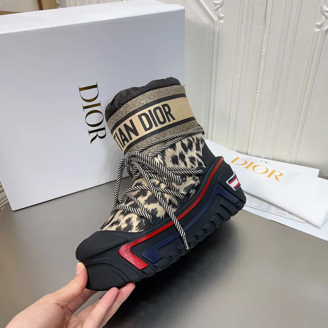 Men's shoes p600! The highest version on the market, Dior Dior's king style snow boots, ski boots, fat and cute, so cute →_→ from the DiorAlps limited series, unique. Shiny nylon Oblique print upper with criss-cross straps for an ideal fit. The technical fabric of the boot shaft, short-cut version, can be worn in the city or in the mountains. It makes the calf slimmer and taller, warm and concave. The boot shaft and sole are made of original waterproof padded lining. The embroidered fabric is original star ⭐ rubber non-slip thick sole and multi-module combination outsole. The size is 35-40. 41Customized
